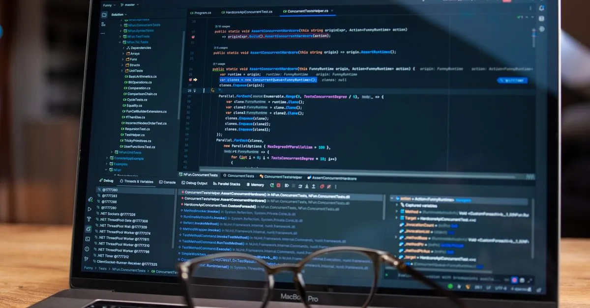 Веб-дизайнер настраивает CSS-тени элементов на экране ноутбука